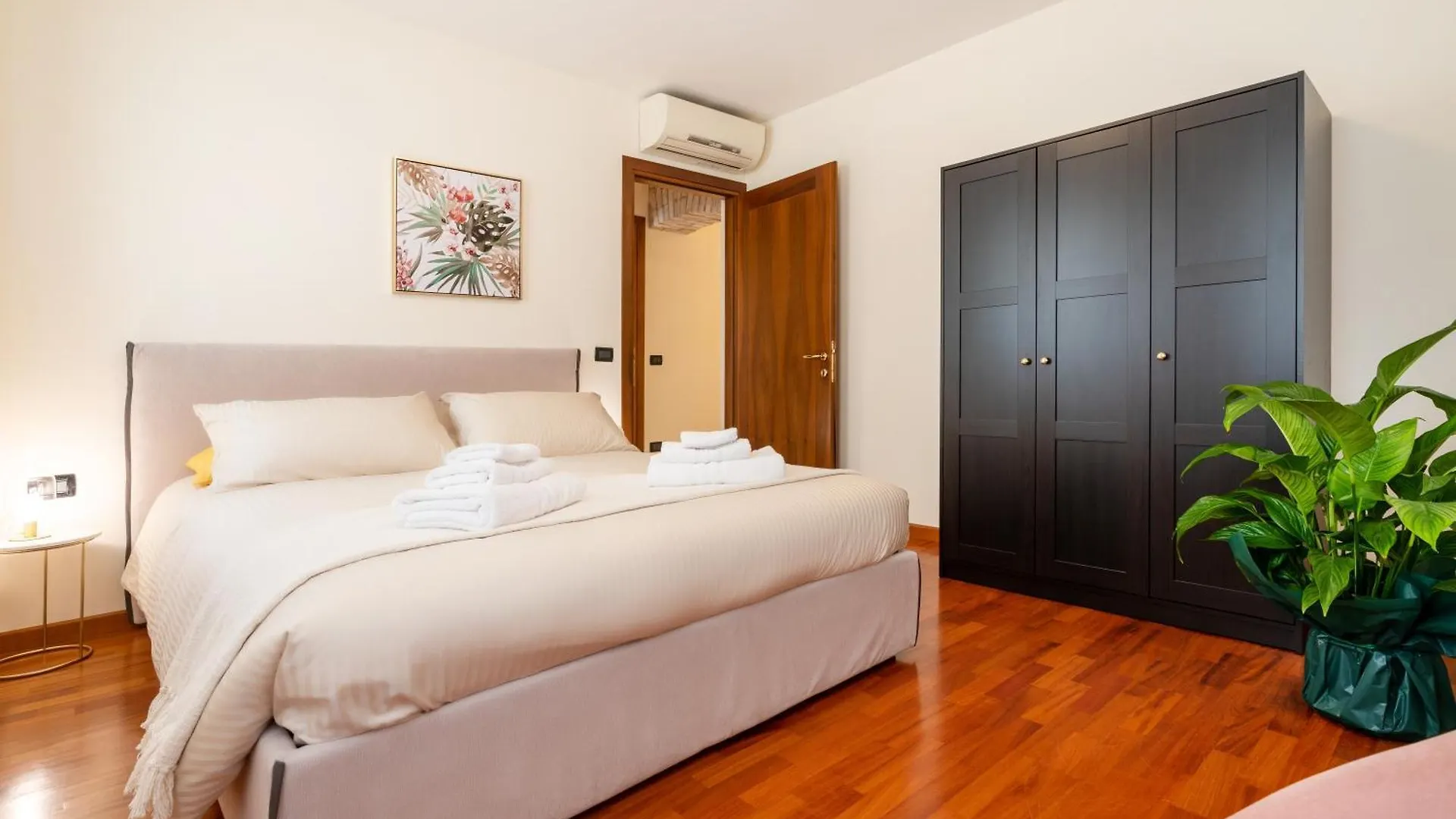 Elegante E Luminoso, Spazio Esterno Privato contacts